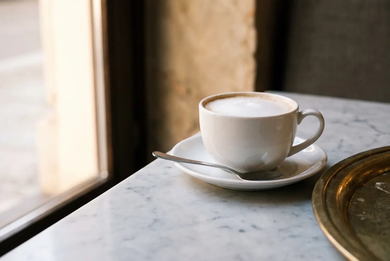 Melange auf Marmor, Löffel auf der Untertasse